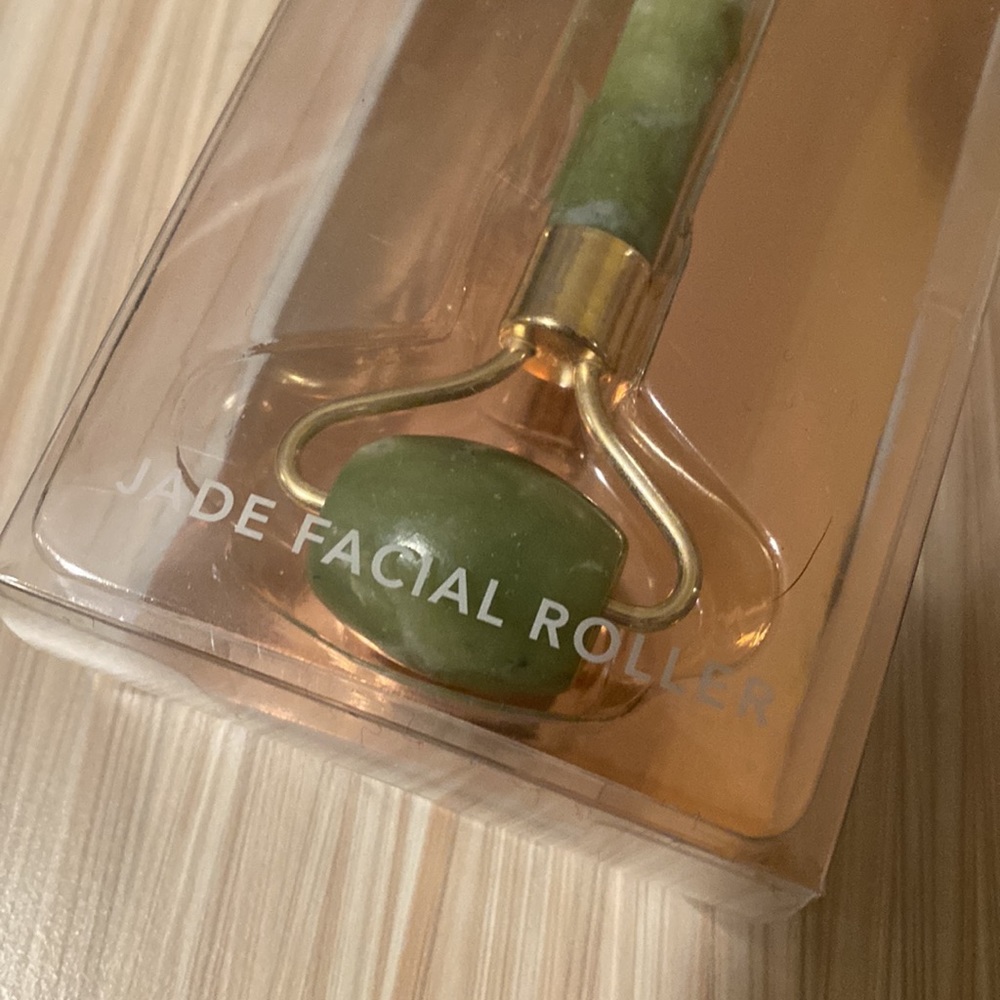 Jade Facial Roller - Picture 3 of 6